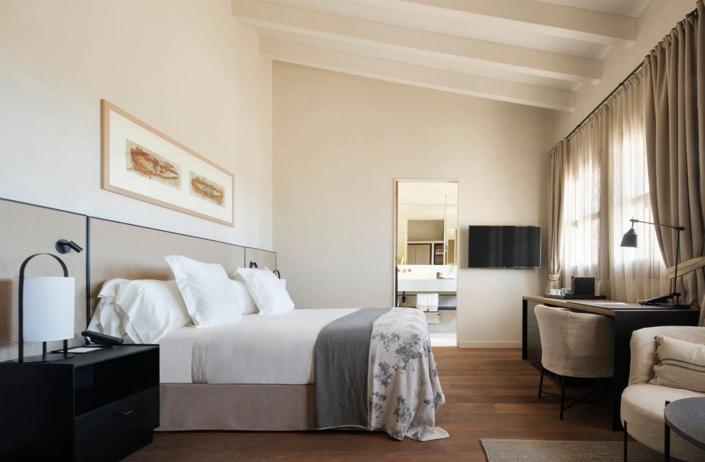 Geräumiges Deluxe Zimmer mit dezentem Farbkonzept und komfortablem Bett