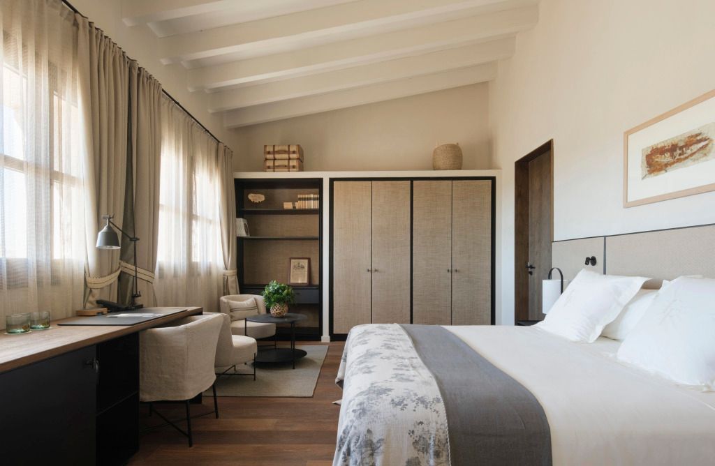 Einladendes Deluxe Zimmer mit großem Bett und stilvollem Arbeitsbereich