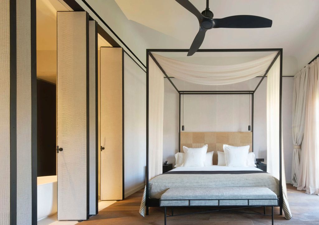 Suite mit Himmelbett und elegantem Design, geschmackvoll eingerichtet.