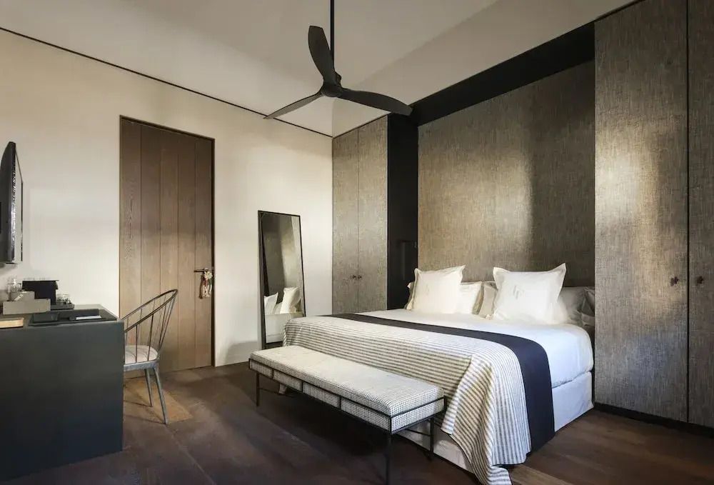 Modernes Hotelzimmer mit Doppelbett und minimalistischer Einrichtung