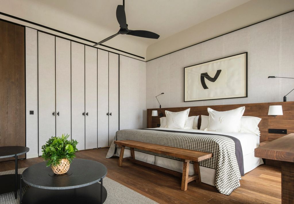 Junior Suite mit Kingsize-Bett, modernem Ventilator und stilvollem Holzboden