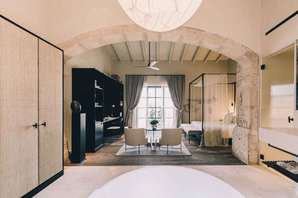Geräumige Junior Suite mit Terrasse, geschmackvollen Möbeln und entspannter Loungeecke