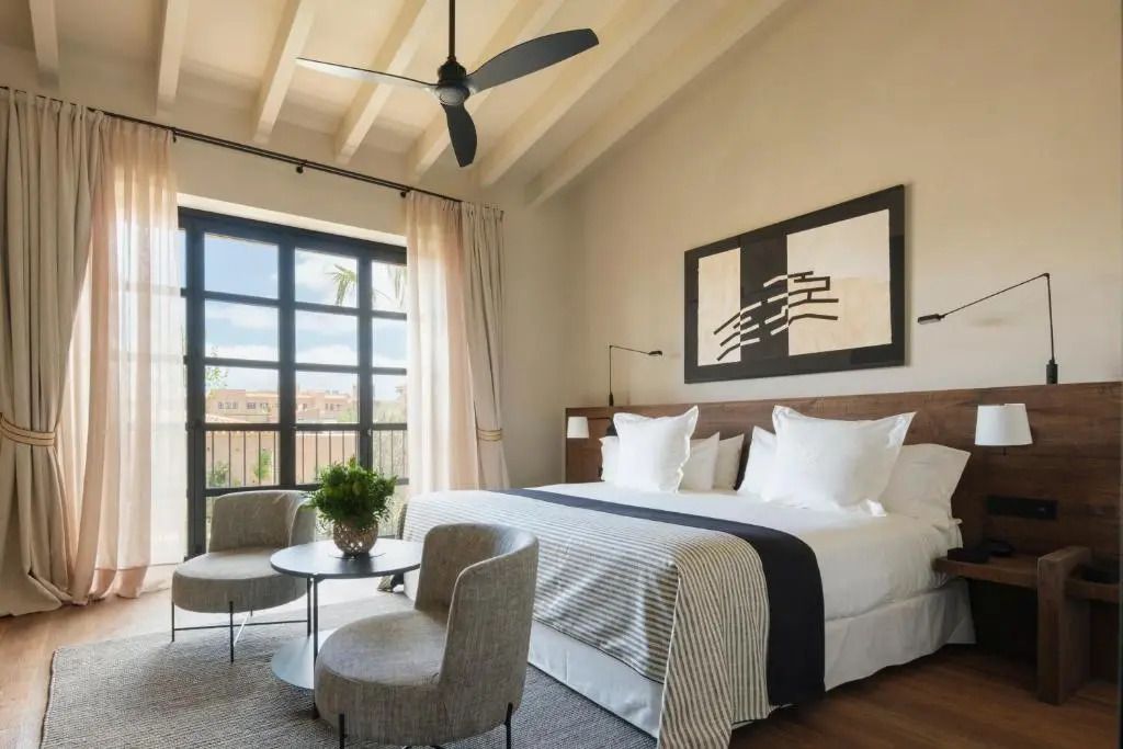 Luxuriöses Schlafzimmer mit Kingsize-Bett und modernen Möbeln