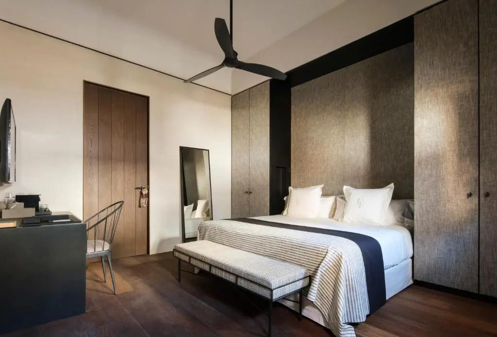 Modernes Hotelzimmer mit Doppelbett, stilvollen Möbeln und neutralen Farben
