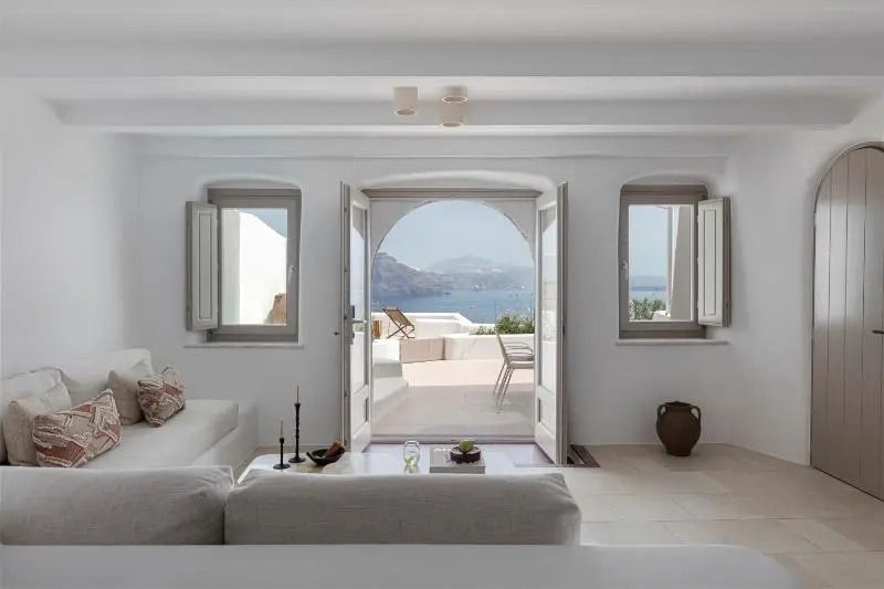 Luxuriöser Wohnbereich mit direktem Zugang zur Terrasse und Meerblick