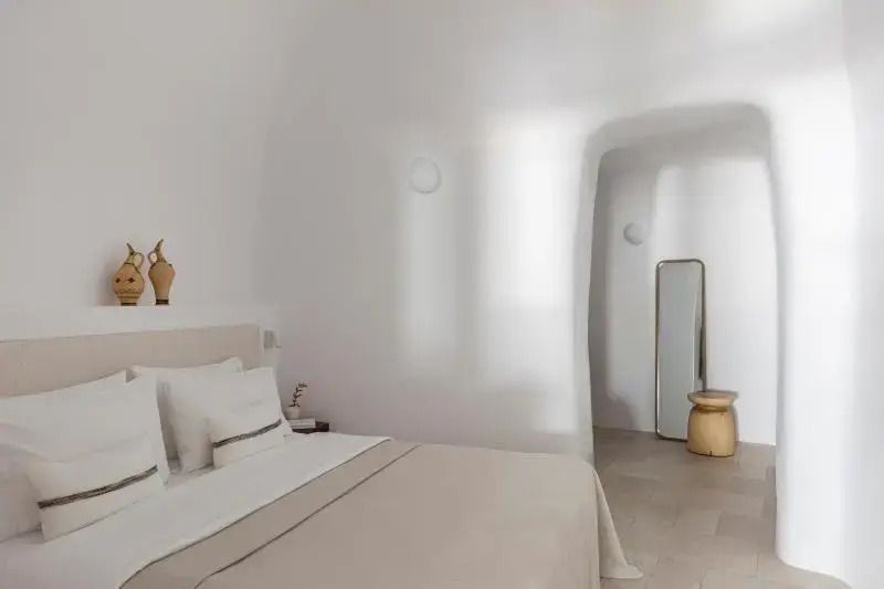 Elegantes Schlafzimmer mit minimalistischer Dekoration und natürlichen Tönen