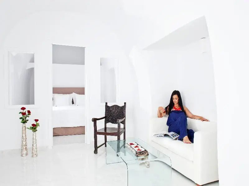 Modernes Zimmer mit weißem Sofa und Glas-Couchtisch in minimalistischem Stil