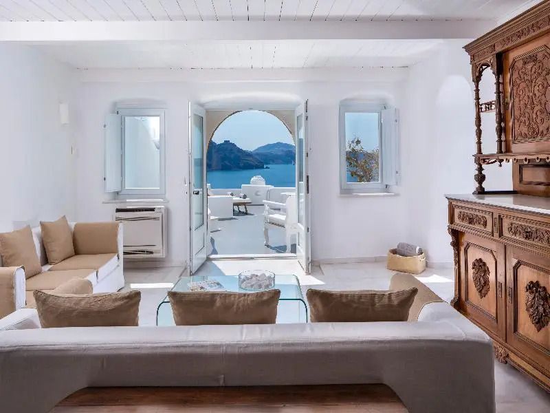 Lichtdurchflutetes Zimmer mit Blick auf das Meer und stilvollem Interior Design