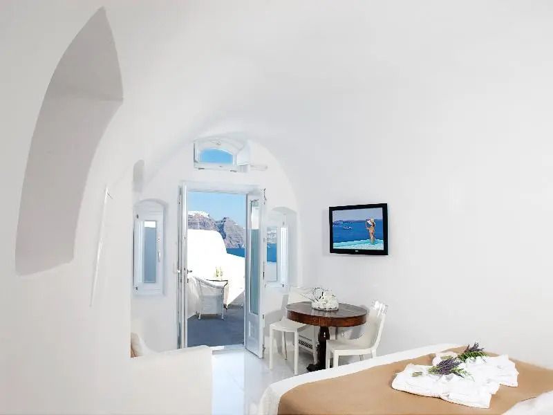Komfortables Zimmer mit Balkon und Meerblick in hellen Farbtönen gehalten