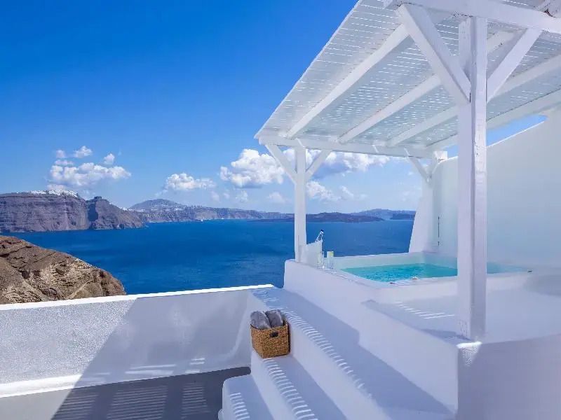 Private Terrasse mit Jacuzzi und Blick auf das azurblaue Meer
