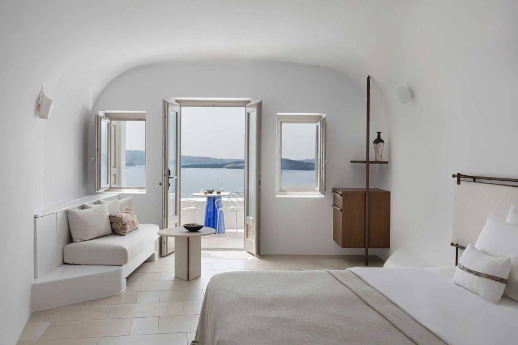Helle Suite mit direktem Zugang zum Balkon mit Meerblick