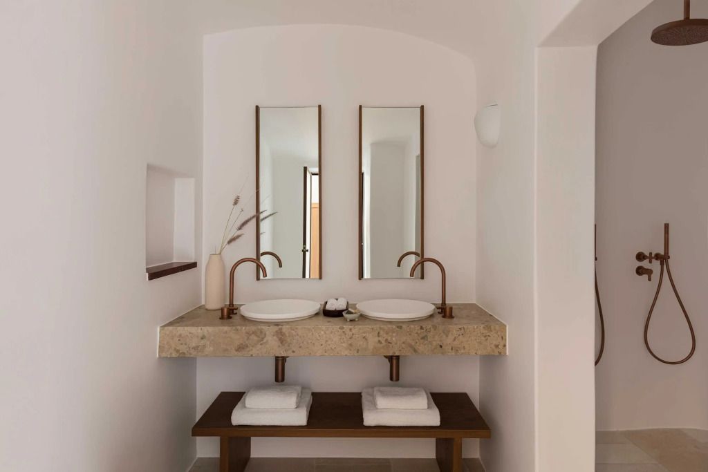 Modernes Badezimmer mit zwei Waschbecken und stilvollen Armaturen