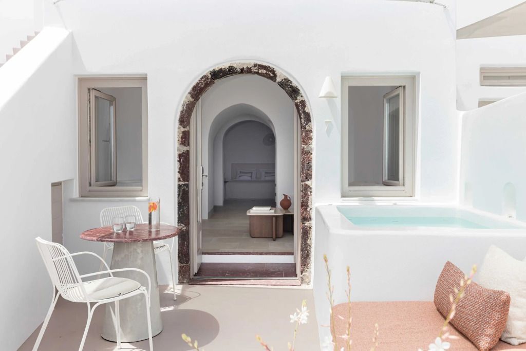 Terrasse der Suite mit stilvollen Möbeln und Tauchbecken