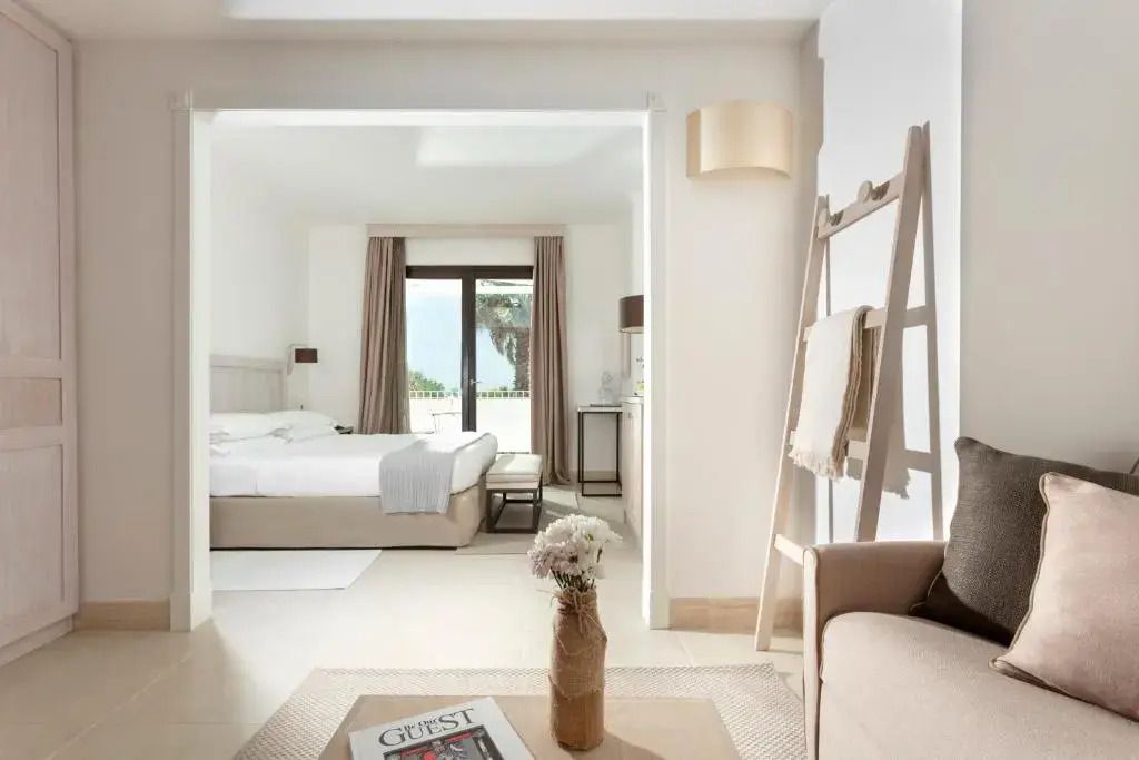 Helle Junior-Suite mit Doppelbett, Fensterblick und modernen Möbeln