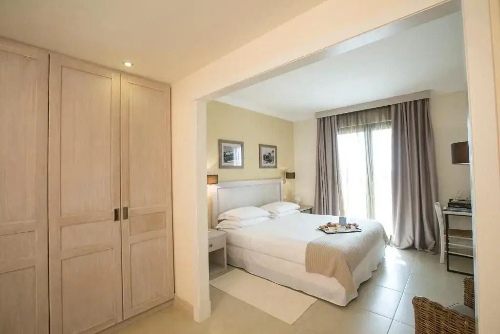Gemütliches Schlafzimmer mit Doppelbett und Tageslicht