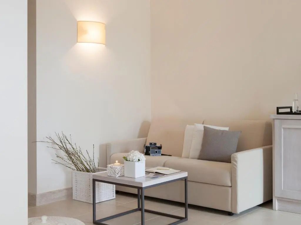 Stilvolle Sitzecke mit Sofa, Tisch und Dekorationselementen