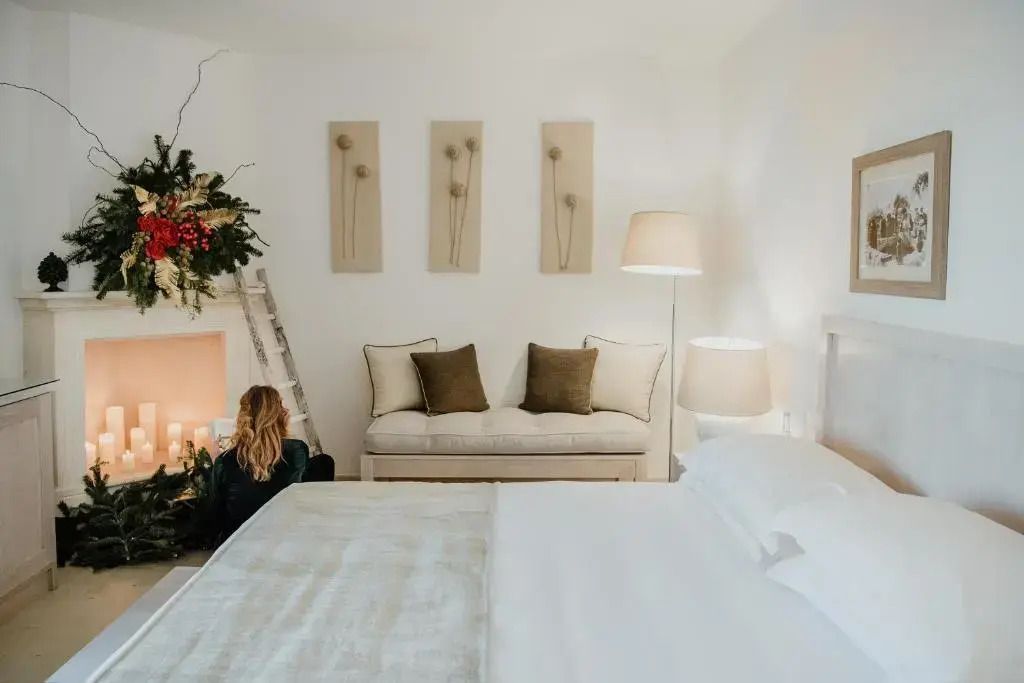 Geräumiges Schlafzimmer mit Sofa und dezenter Wanddekoration