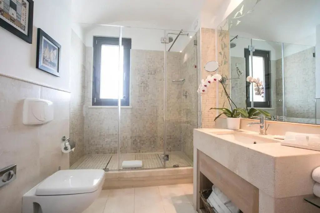 Helles Badezimmer mit Dusche und eleganter Ausstattung