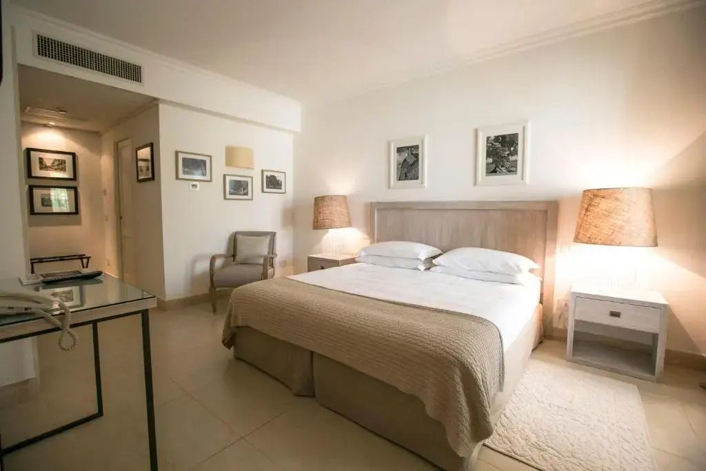 Master Doppelzimmer mit gemütlichem Doppelbett und eleganter Beleuchtung