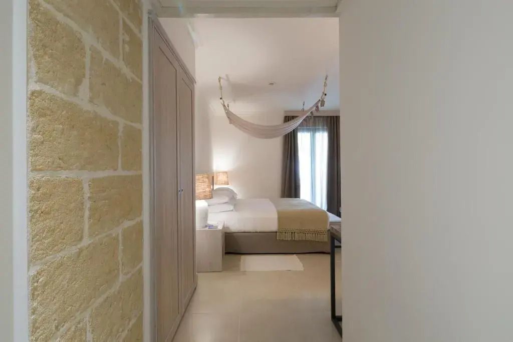 Blick in die Master Suite mit Doppelbett und Hängematte am Fenster