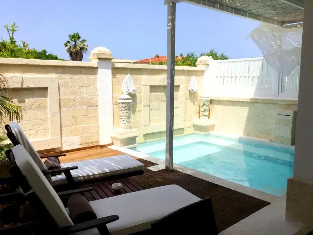 Privater kleiner Pool mit Sonnenliegen im Freien