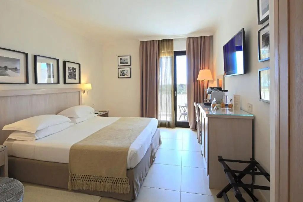 Helles Superior Doppelzimmer mit Doppelbett und Aussicht auf den Balkon