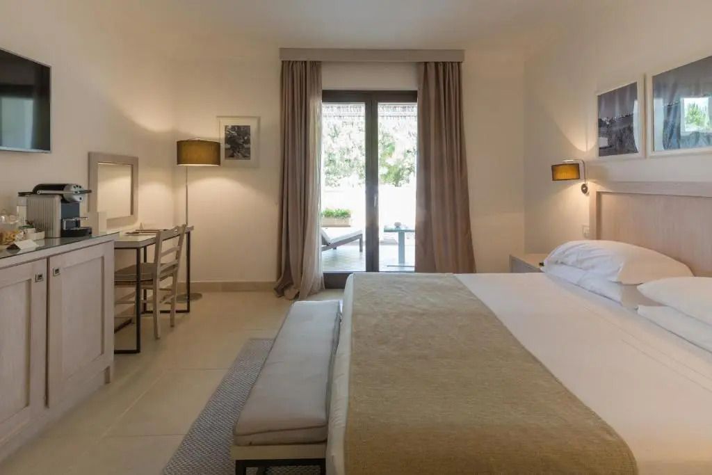 Geräumiges Schlafzimmer mit Doppelbett und Schreibtisch, Tageslicht