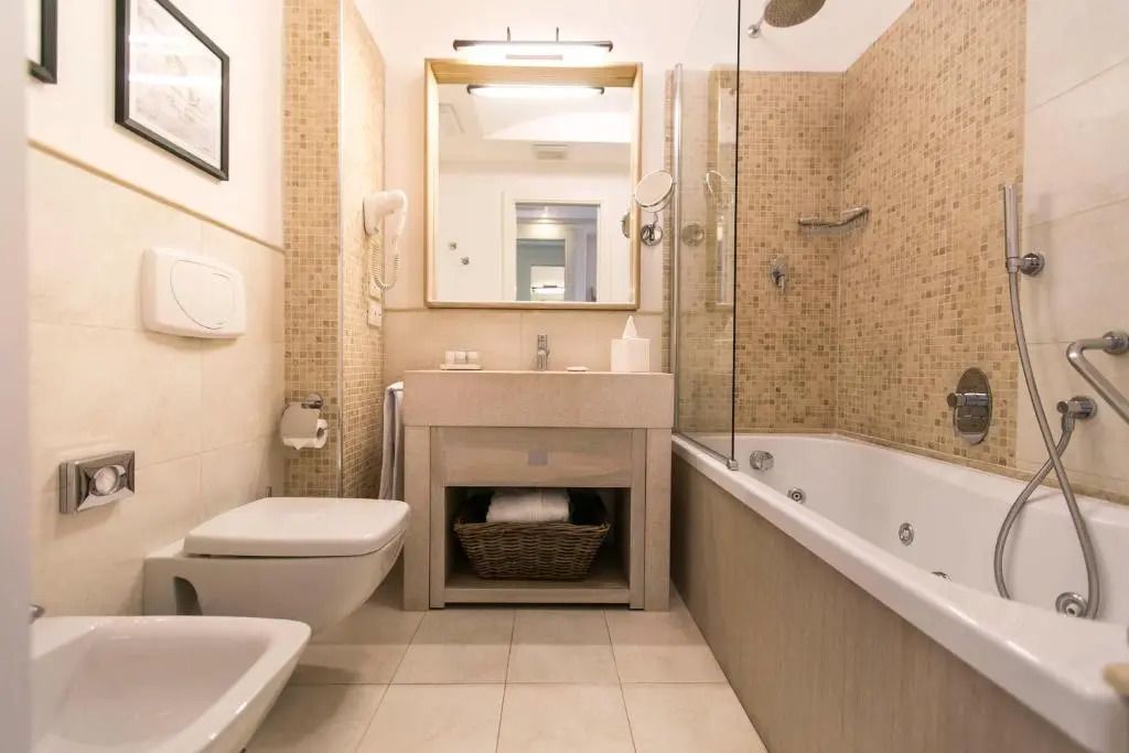 Modernes Badezimmer mit Badewanne, Dusche und Waschtisch