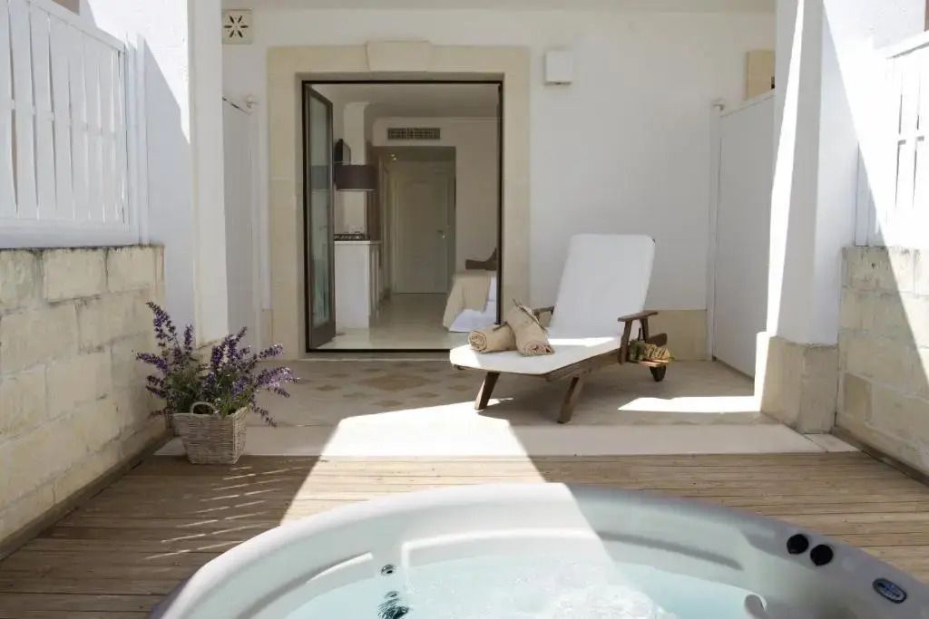 Private Terrasse mit Liegestuhl und Whirlpool