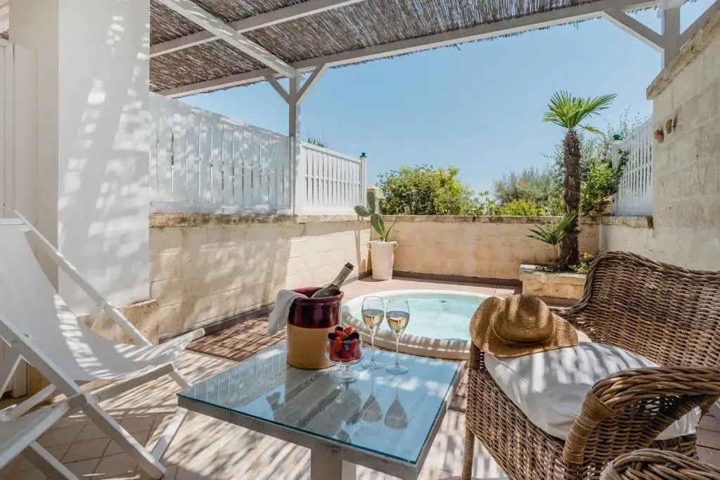 Terrasse mit Sitzbereich und Ausblick auf den Whirlpool