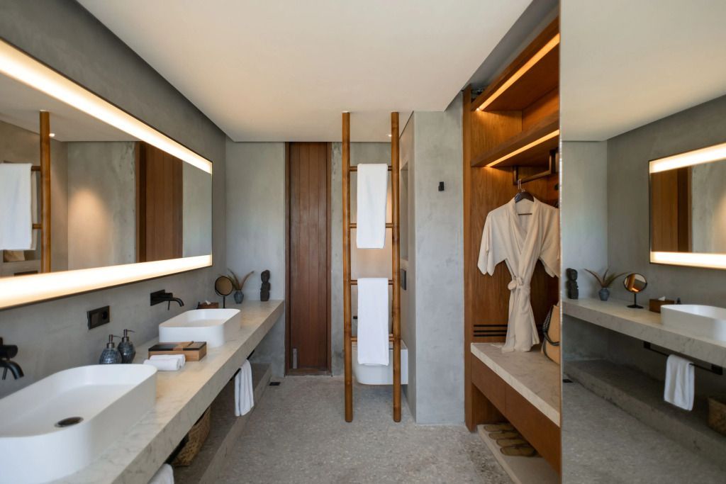 Modernes Badezimmer mit zwei Waschbecken und hölzernen Akzenten