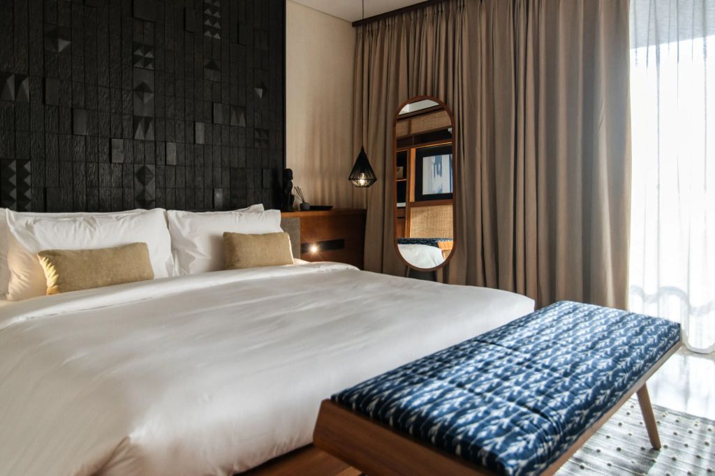 Schlafzimmer mit großem Doppelbett und stilvollem Wanddesign