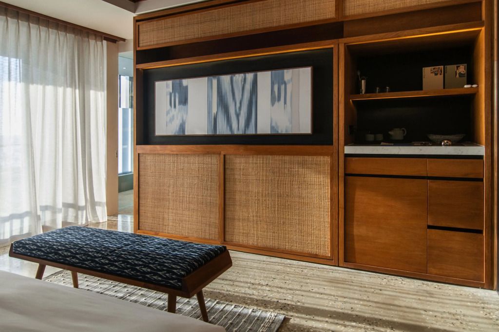 Zimmerdetail mit hölzernem Schrank und modernem Dekor