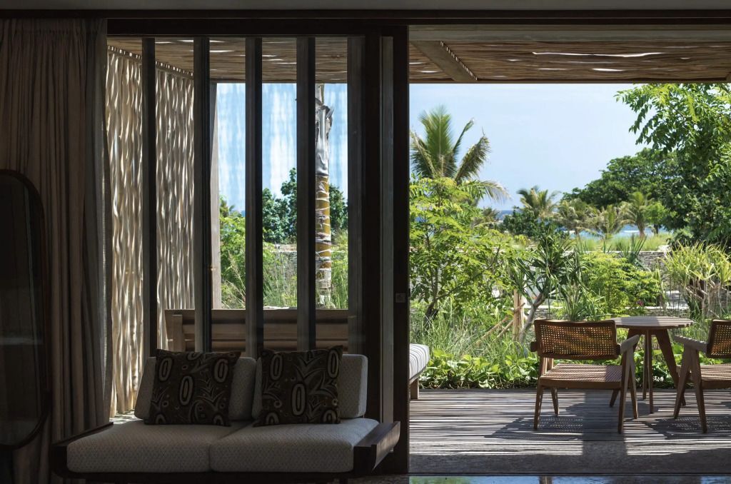 Balkon mit schöner Aussicht auf tropische Vegetation