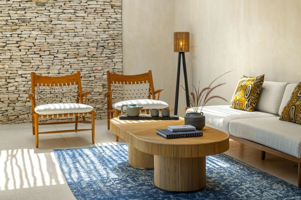 Gemütliche Sitzecke in einem modernen Design mit Holztisch und Ziegelwand