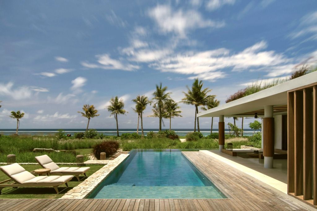 Privater Pool der Villa mit Meerblick und Palmen am Horizont