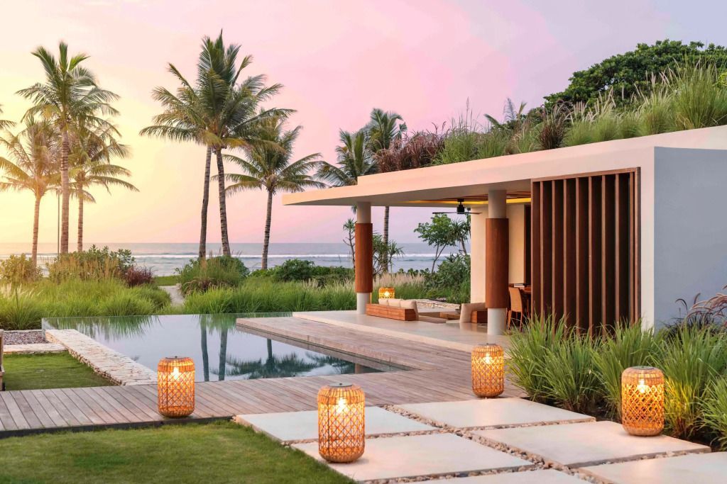 Villa mit privater Terrasse und Pool bei Sonnenuntergang