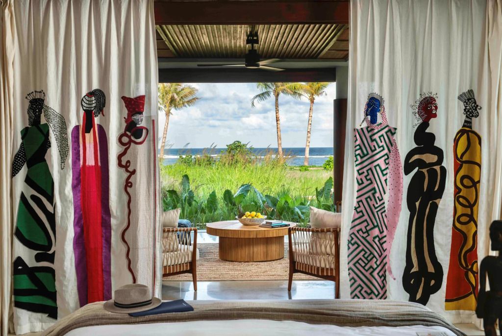 Innenansicht der Villa mit Blick auf Garten und Meer