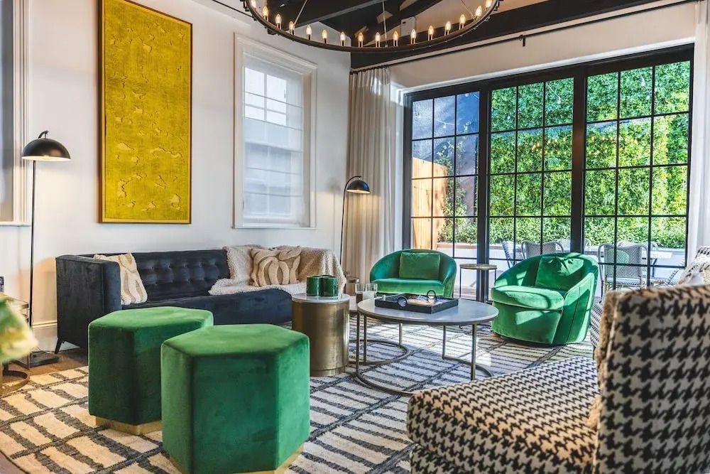 Luxuriöser Loungebereich mit grünen Sesseln und modernem Dekor