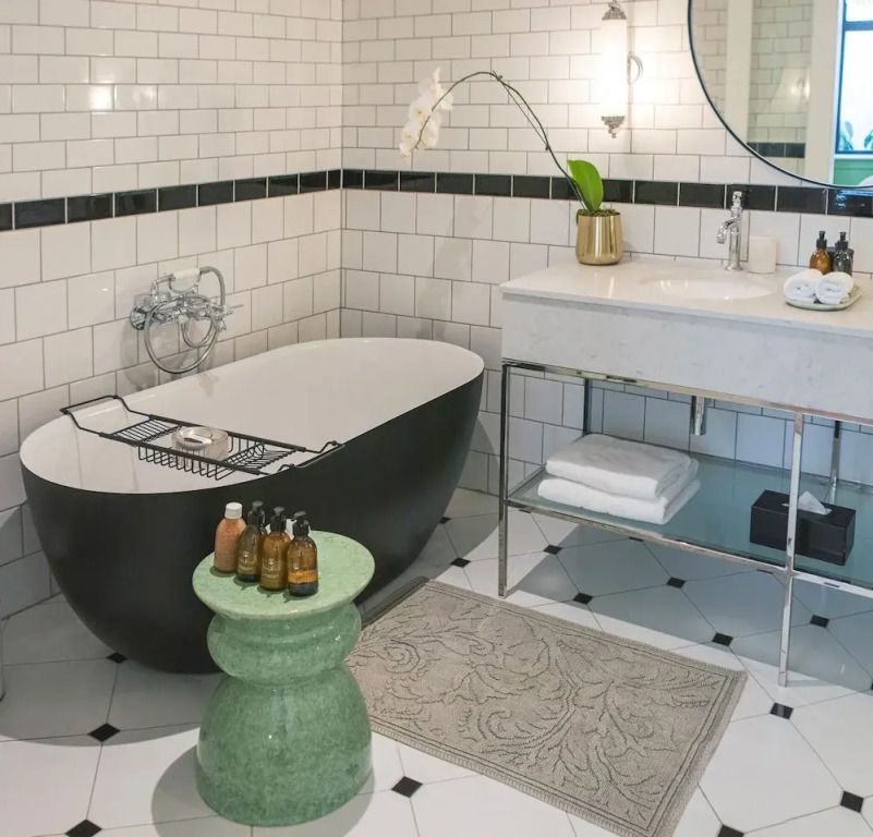 Elegantes Badezimmer mit freistehender Badewanne und stilvollem Waschbecken