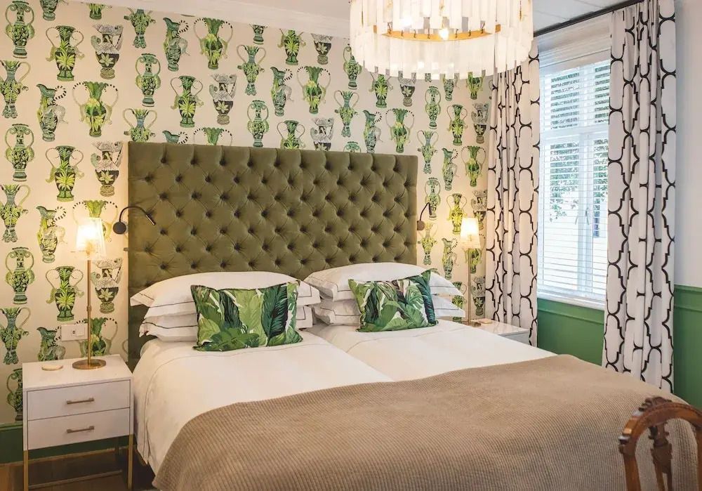 Schlafzimmer mit dekorativem Kopfteil und stilvollen Kissen