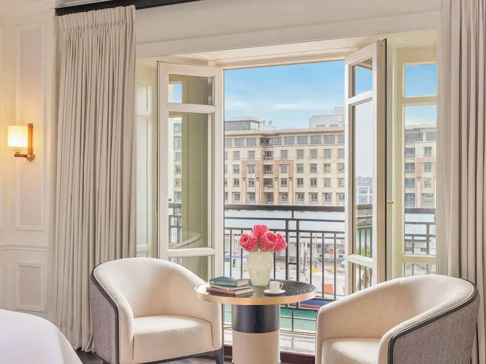 Zimmer mit offener Balkontür und Blick auf den Hafen