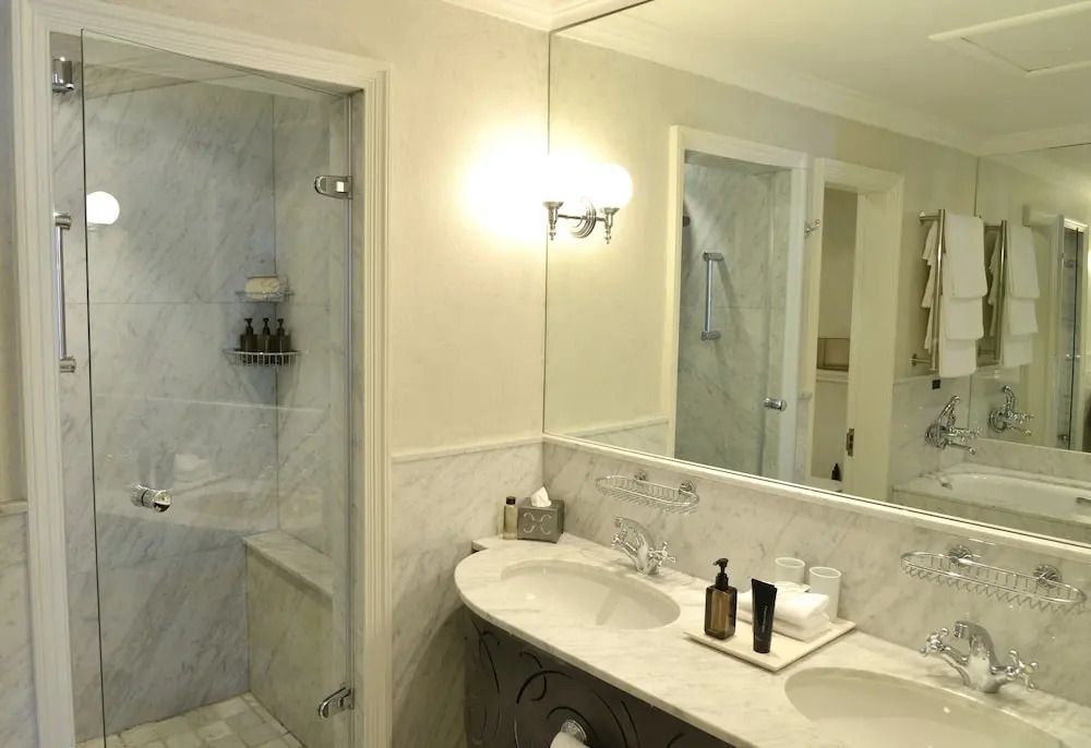 Modernes Badezimmer mit Doppelwaschbecken und Dusche aus Marmor