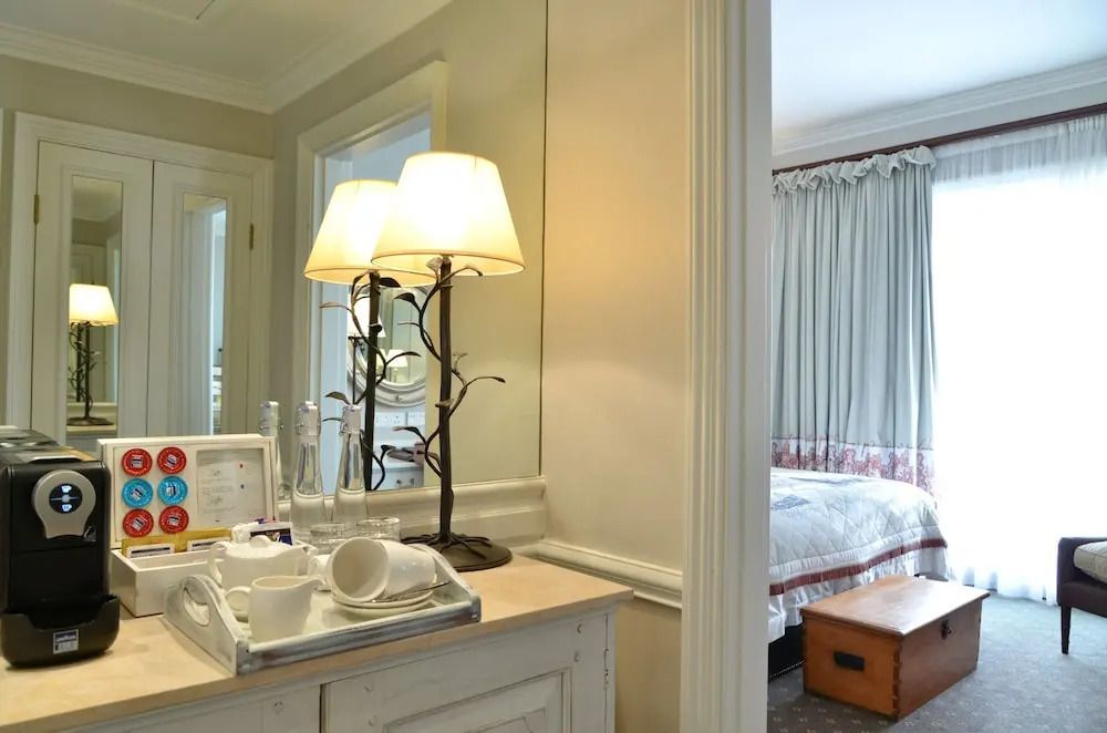 Elegantes Executive Doppelzimmer im Cape Grace Hotel mit natürlichem Licht und stilvollen Details