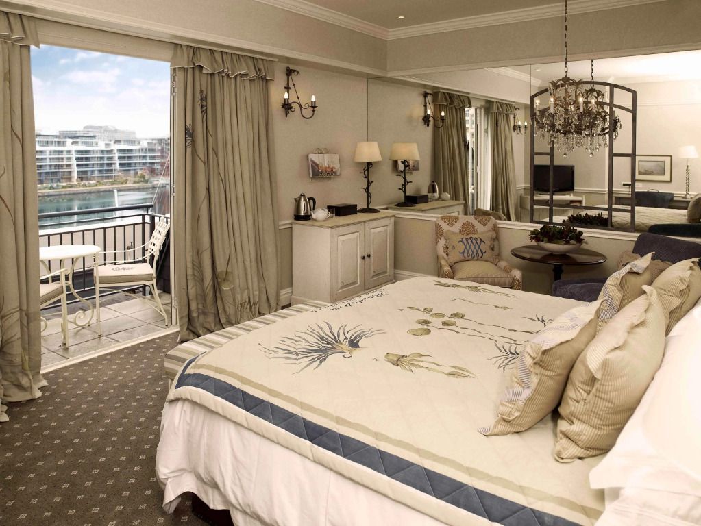 Luxuriöses Doppelzimmer mit Balkon und Blick auf die Umgebung