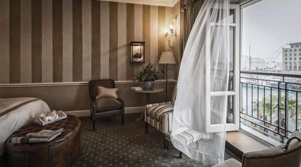 Gemütliche Sitzecke im Luxus-Doppelzimmer mit geöffnetem Fenster
