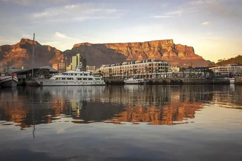 Hotel Cape Grace mit Blick auf den Tafelberg und das Wasser im Vordergrund