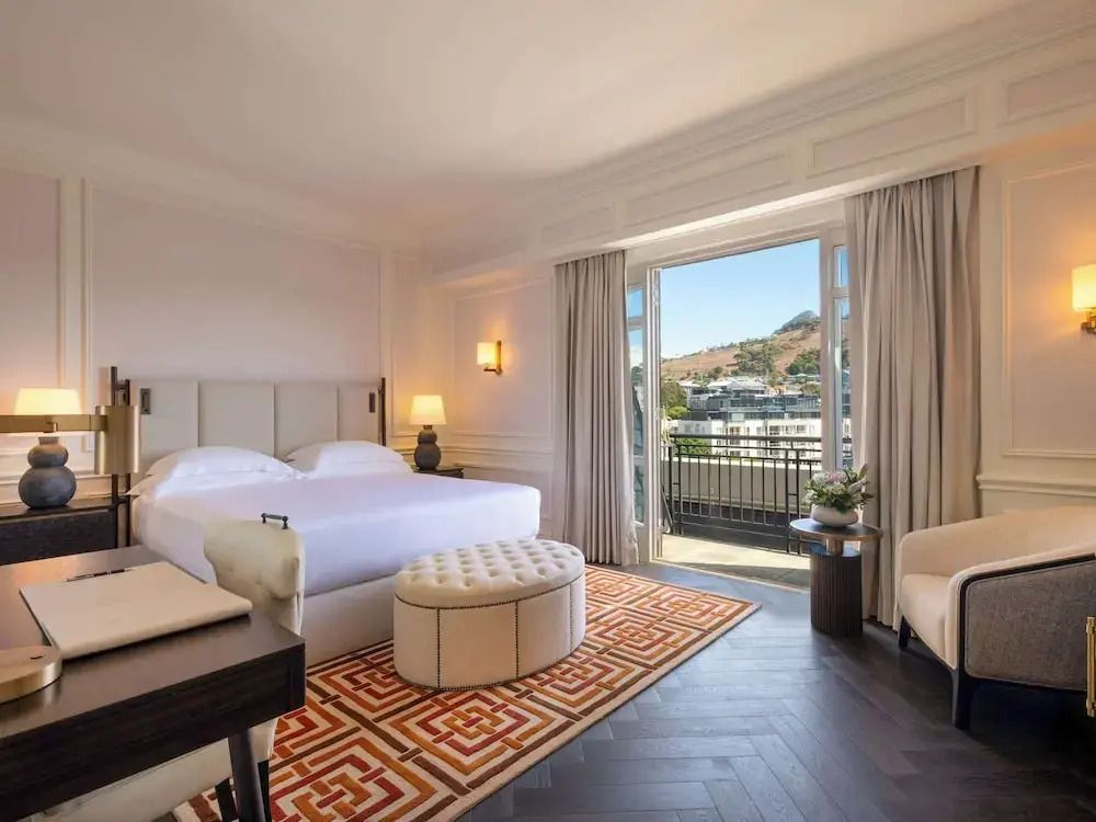 Helles Doppelzimmer mit Balkon und Panoramablick