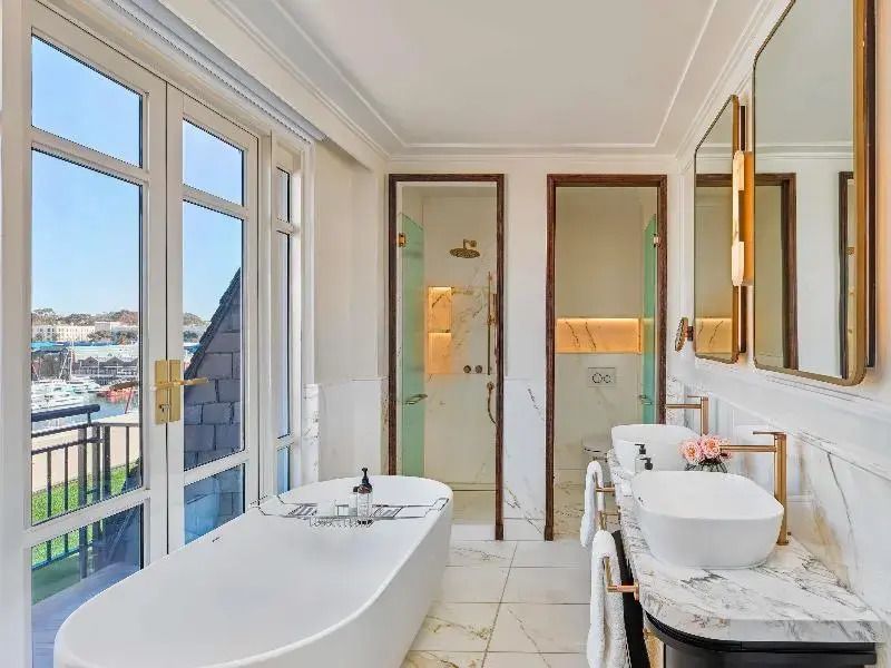 Luxuriöses Badezimmer mit freistehender Badewanne und Doppelwaschbecken