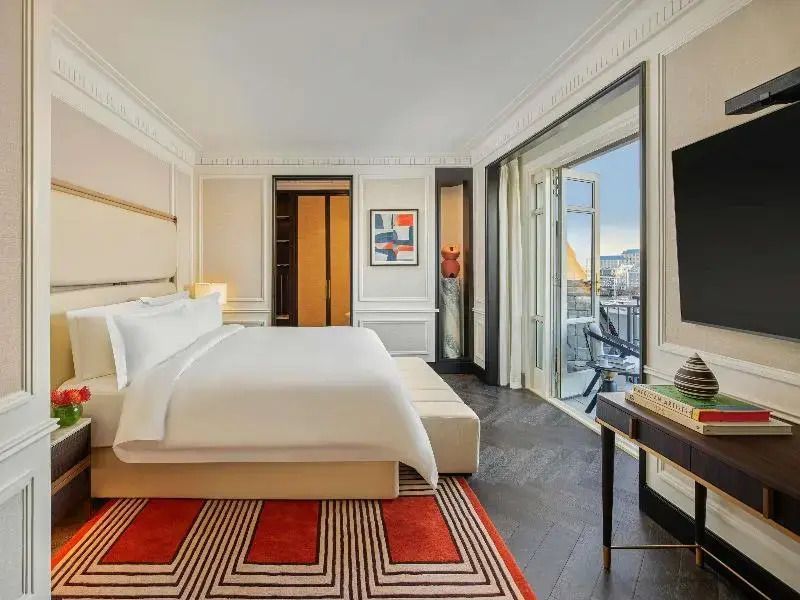 Helles Schlafzimmer mit Kingsize-Bett und Balkonzugang mit Aussicht